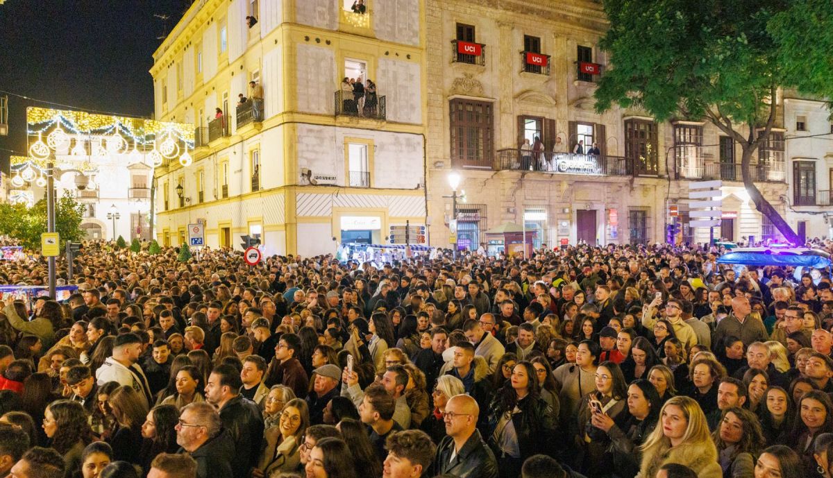 Llenazo la tarde del viernes en el centro de ver para verel encendido y la actuación de Luis de Perikín y su grupo.