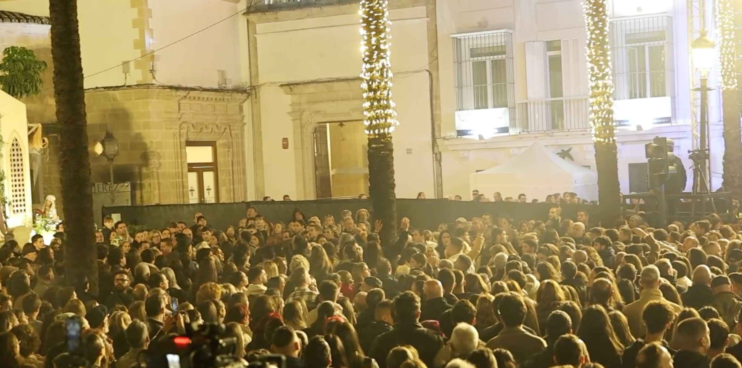 Varios asistentes, con las manos levantadas, pidiendo ayuda para atender a la mujer.