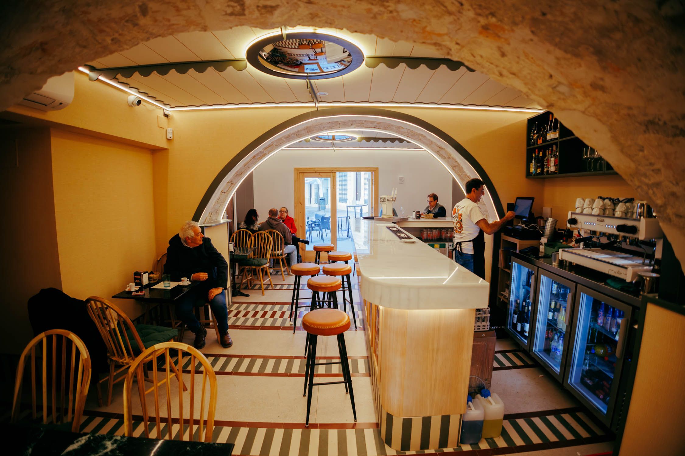 Interior de Barra Luque, a pocos metros del Alcázar de Jerez. Interior de Barra Luque, a pocos metros del Alcázar de Jerez.
