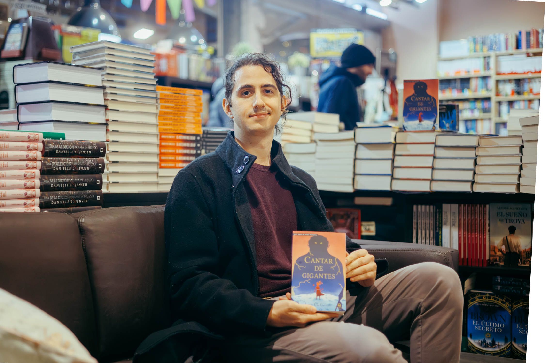 Lucas CL Guitarte presenta su primera novela Cantar de gigantes (Tierra de nadie) en Jerez.