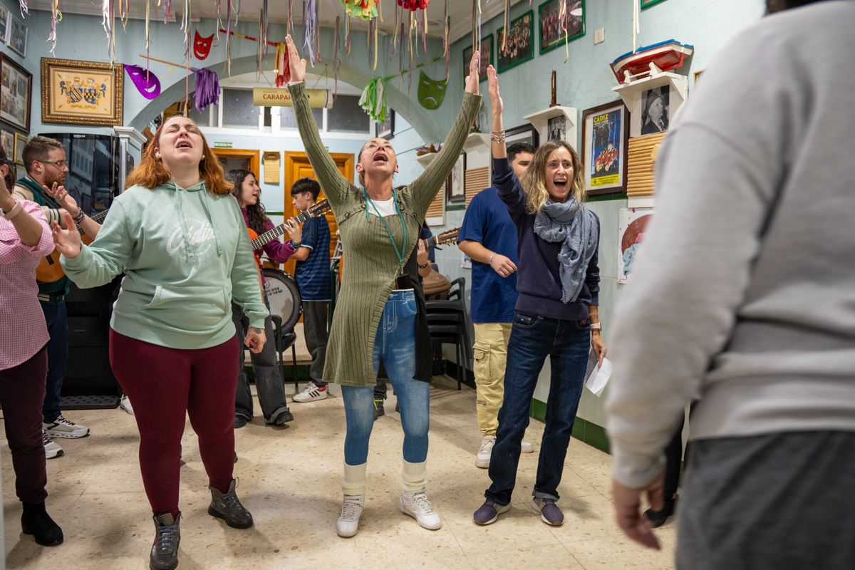 La comparsa 'Con la primera risa' durante su ensayo de este jueves en la peña Nuestra Andalucía.