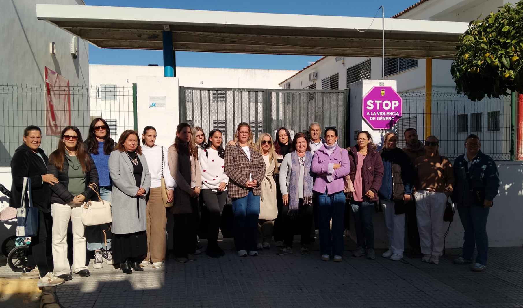 Varias familias afectadas, en la puerta del colegio. Varias familias afectadas, en la puerta del colegio.