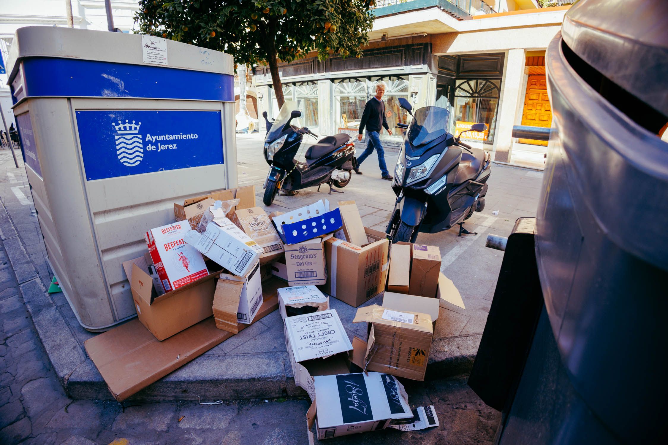 La basura acumulada en la Plaza Monti.