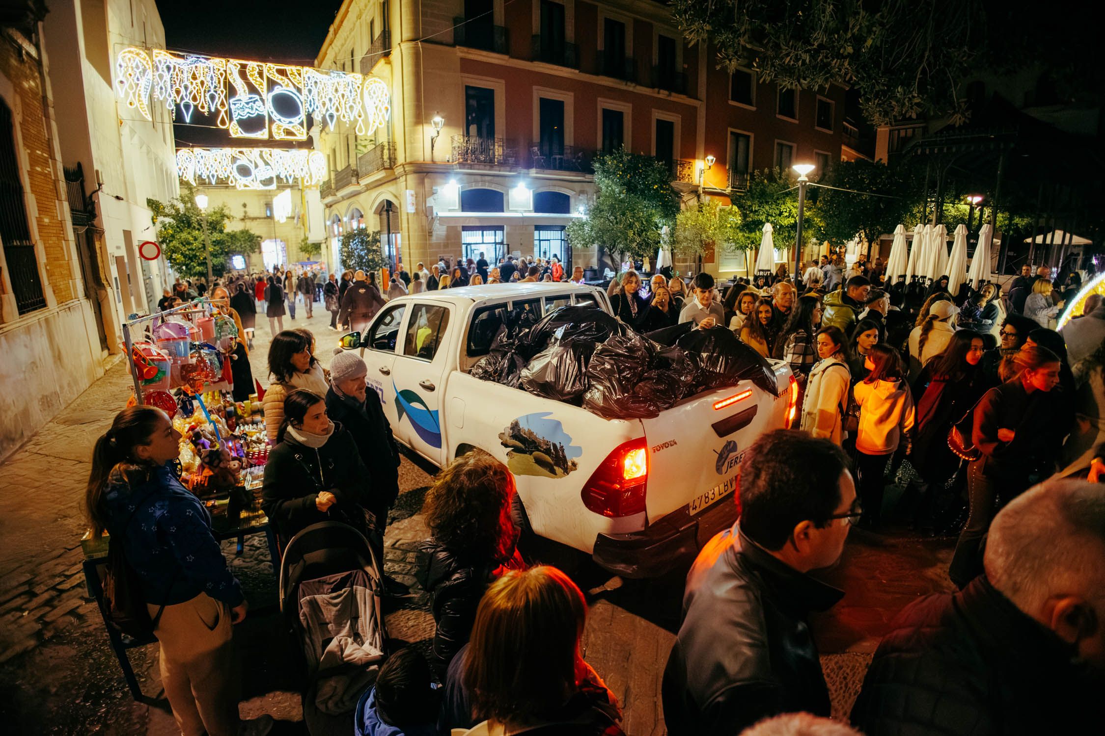 Una furgoneta de la concesionaria de limpieza, cargada de bolsas de basura en plena Zambomba.