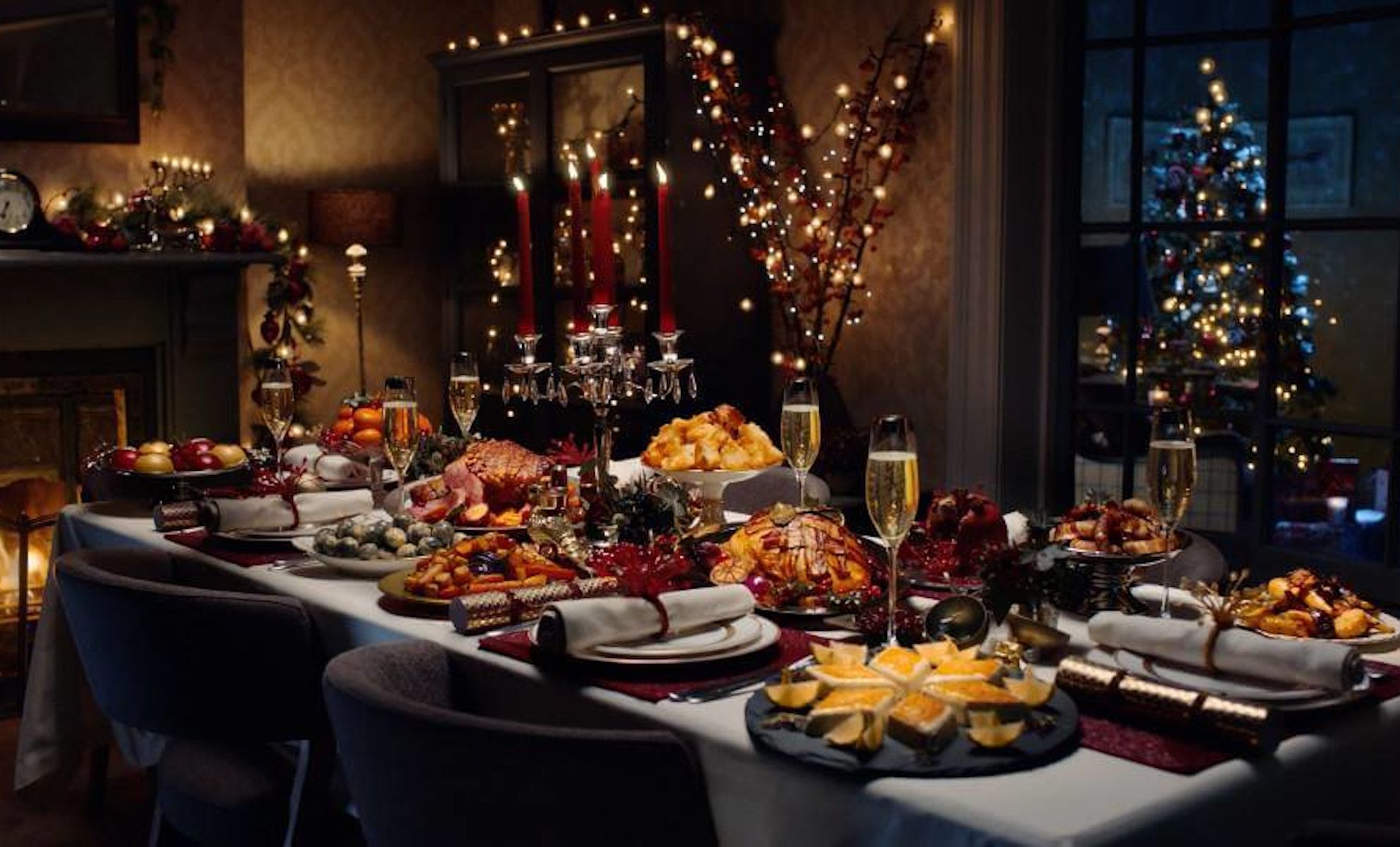 Una mesa preparada en fechas navideñas.