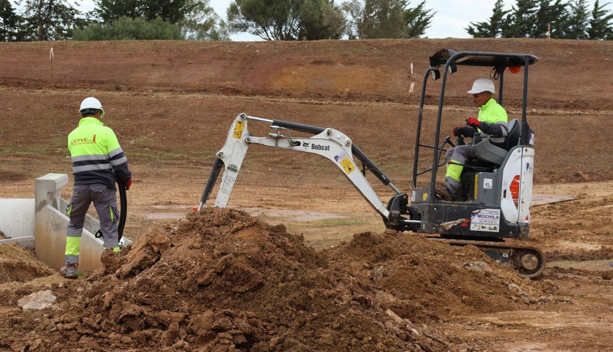 Obras en Chiclana para la construcción del camposanto.