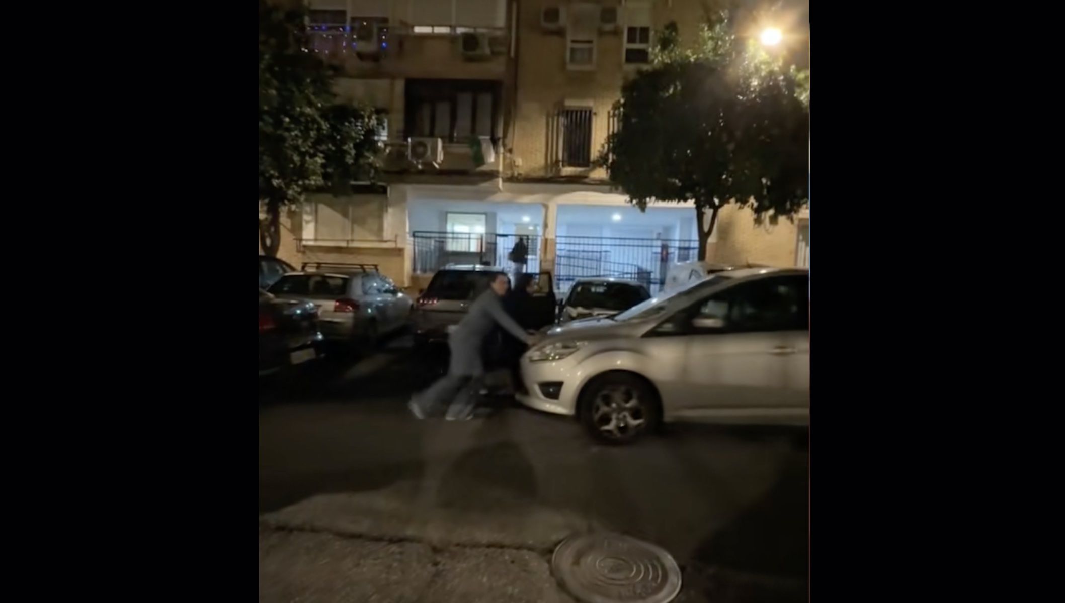 Las amigas de Maca moviendo los coches en segunda fila, en Sevilla.