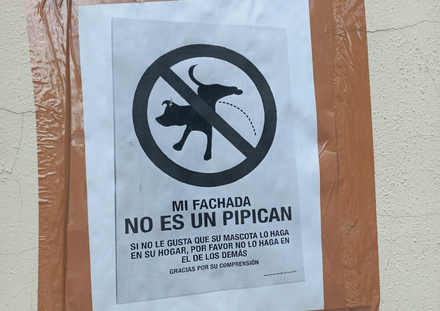 Cartel colocado en una de las fachadas en Jerez, en una imagen compartida en Facebook.
