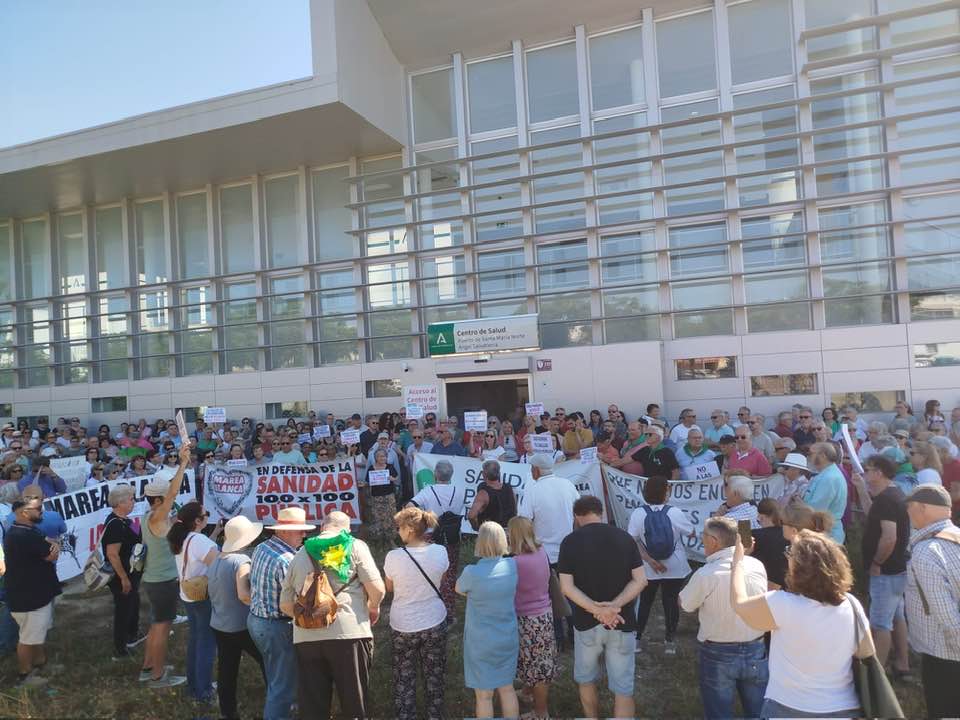 Una concentración en el centro de salud Ángel Salvatierra en El Puerto.