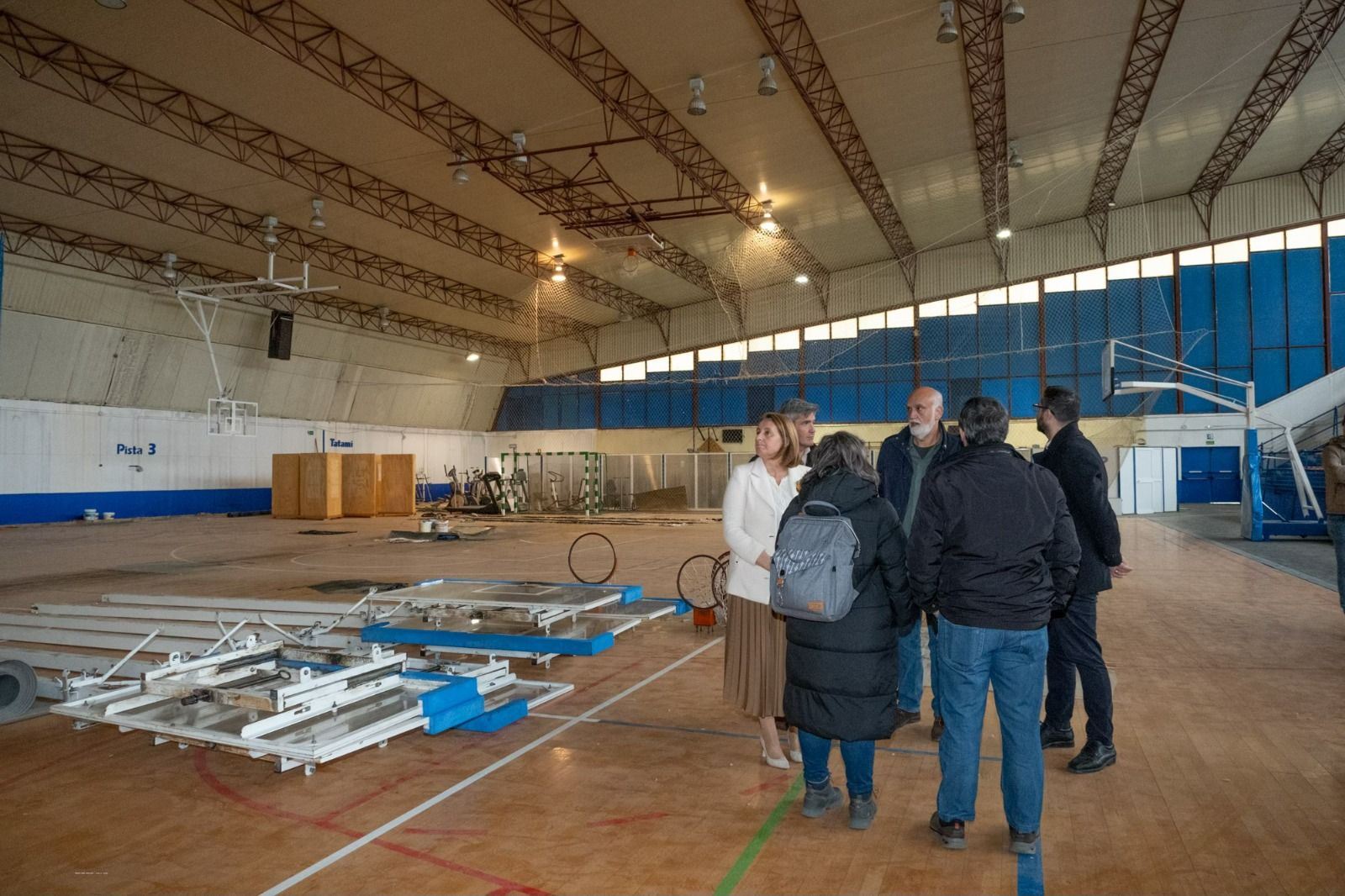 El vicepresidente de Diputación, Javier Vidal, con la alcaldesa de Puerto Real, Aurora Salvador, en el Pabellón municipal.