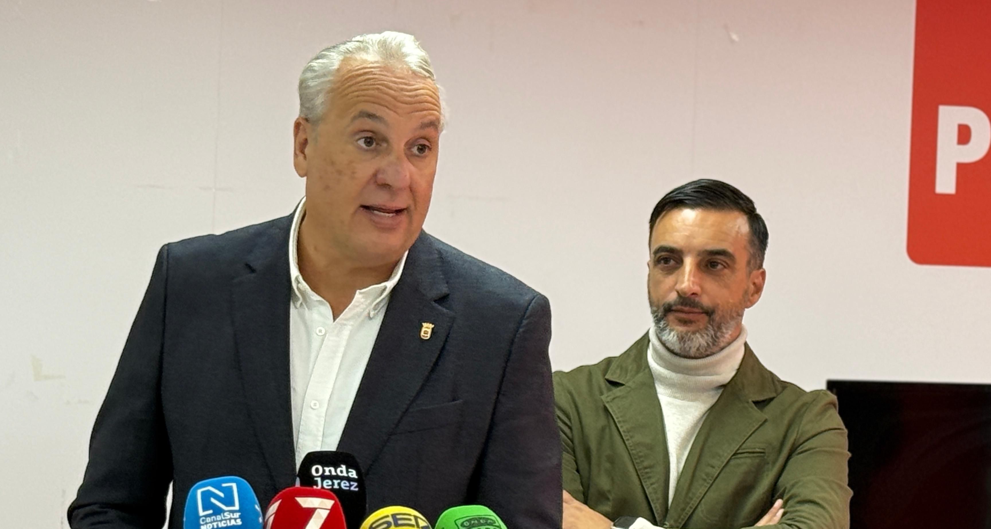 El secretario general del PSOE de Cádiz y diputado en el Congreso, Juan Carlos Ruiz Boix, con José Antonio Díaz, secretario general del PSOE de Jerez, en rueda de prensa.