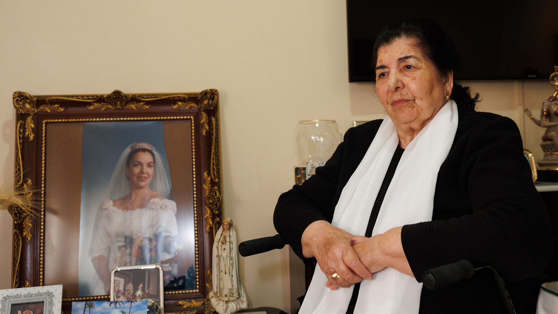 Juana Vargas, la última corralera de Lebrija, junto a la foto de su hija víctima de la violencia machista.