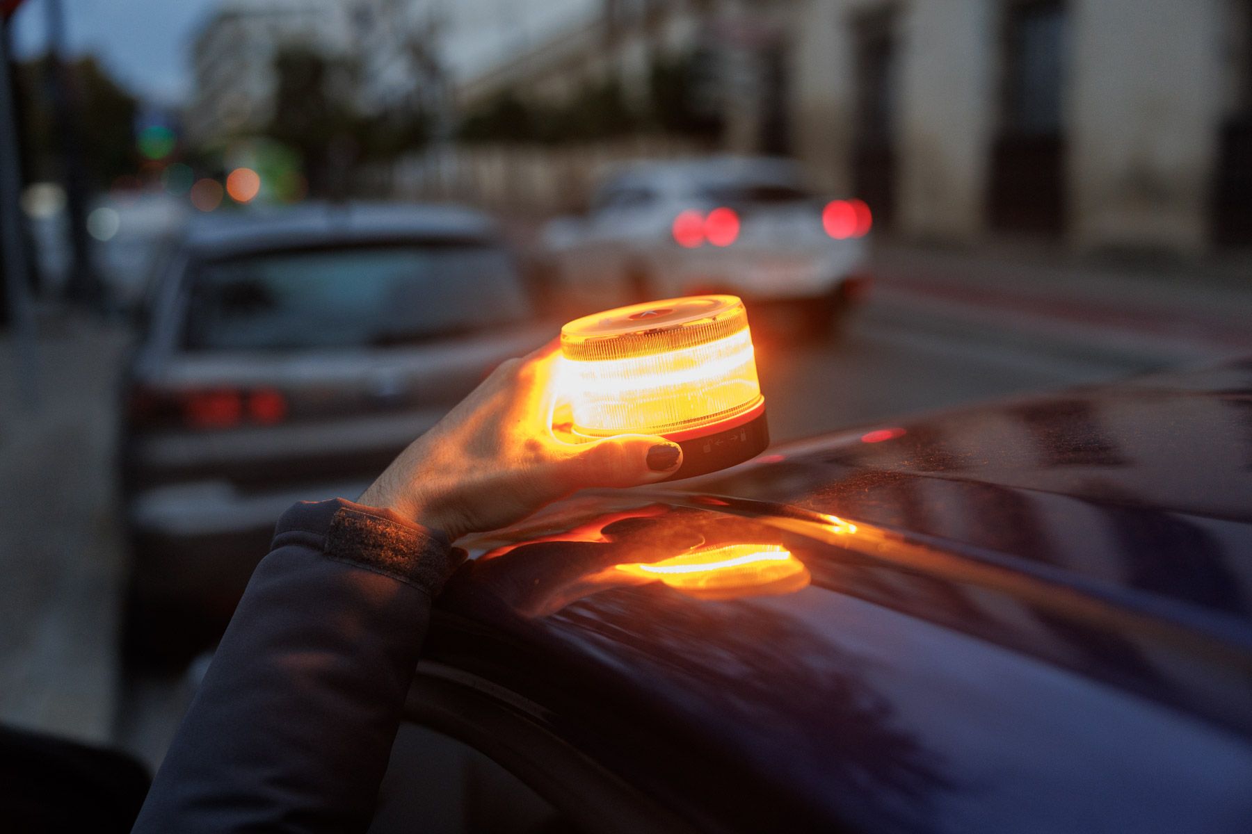 La baliza V-16 que remplazará este 1 de enero a los triángulos de emergencia. La baliza V-16 que remplazará este 1 de enero a los triángulos de emergencia.