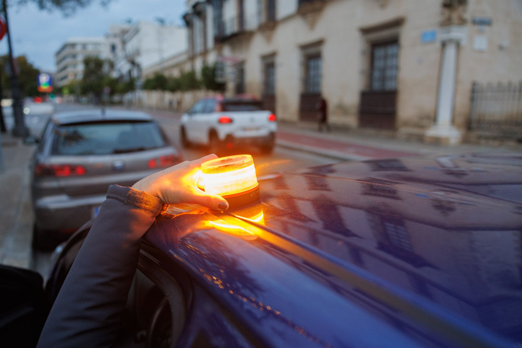 Una baliza homologada, en pleno funcionamiento en una calle de Jerez.