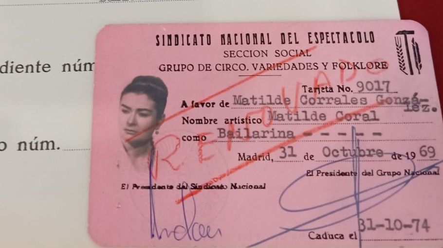 Detalle del carné de la bailaora Matilde Coral, expedido en octubre de 1969, y obligatorio para poder actuar.