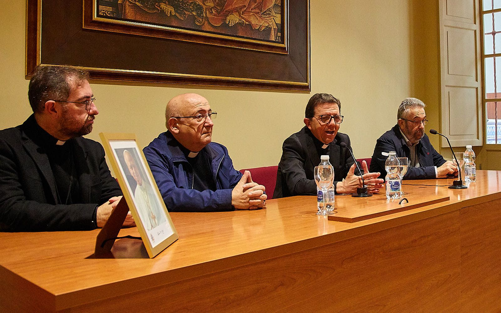Monseñor Valdivia reunido con la curia diocesana. 