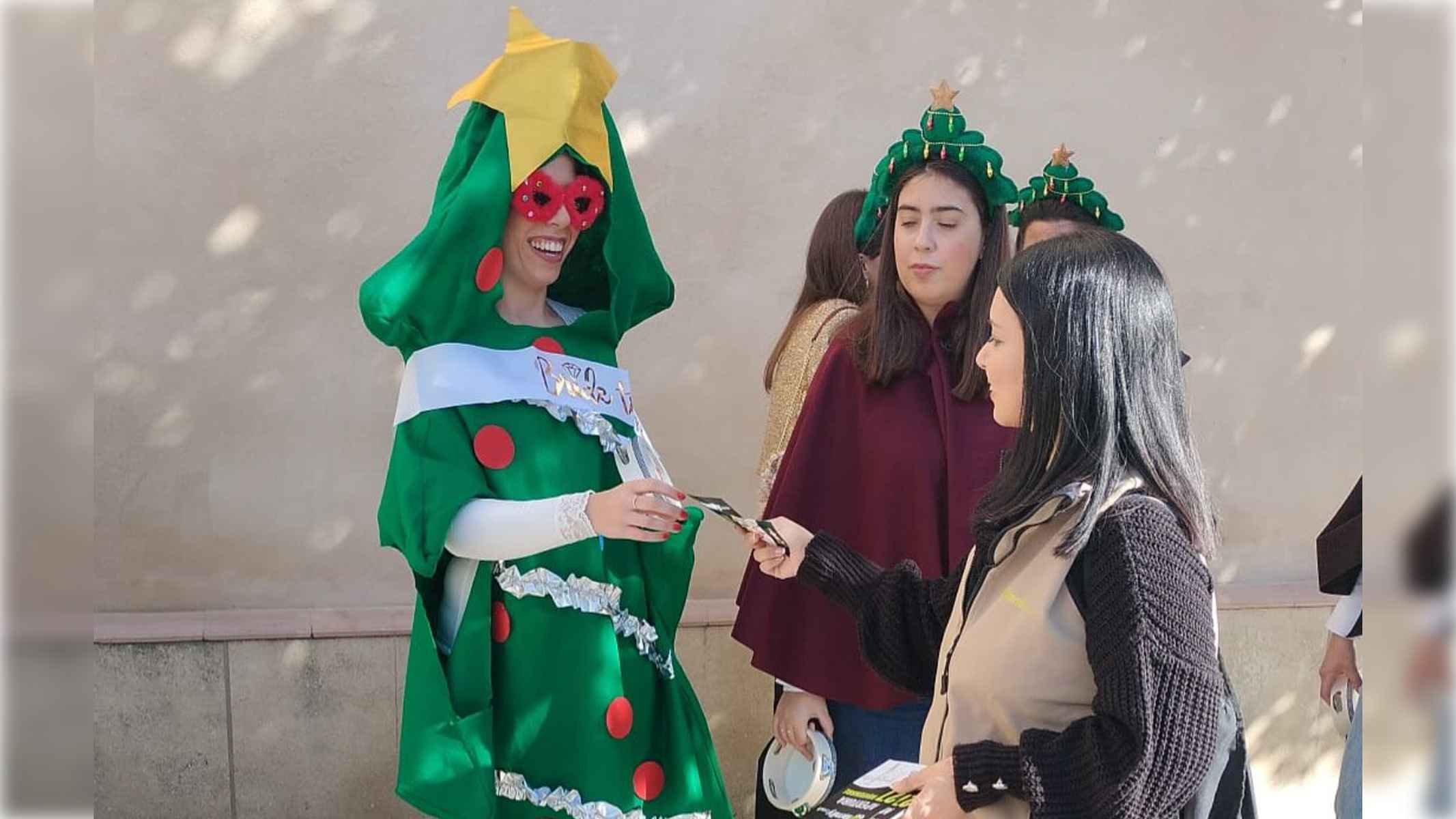 Reparto de flyers de Family Cash en el centro de Jerez.