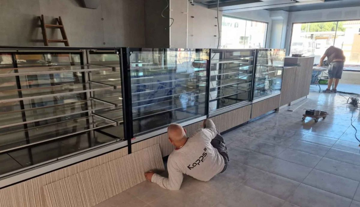 Retoques finales antes de la apertura del supermercado.