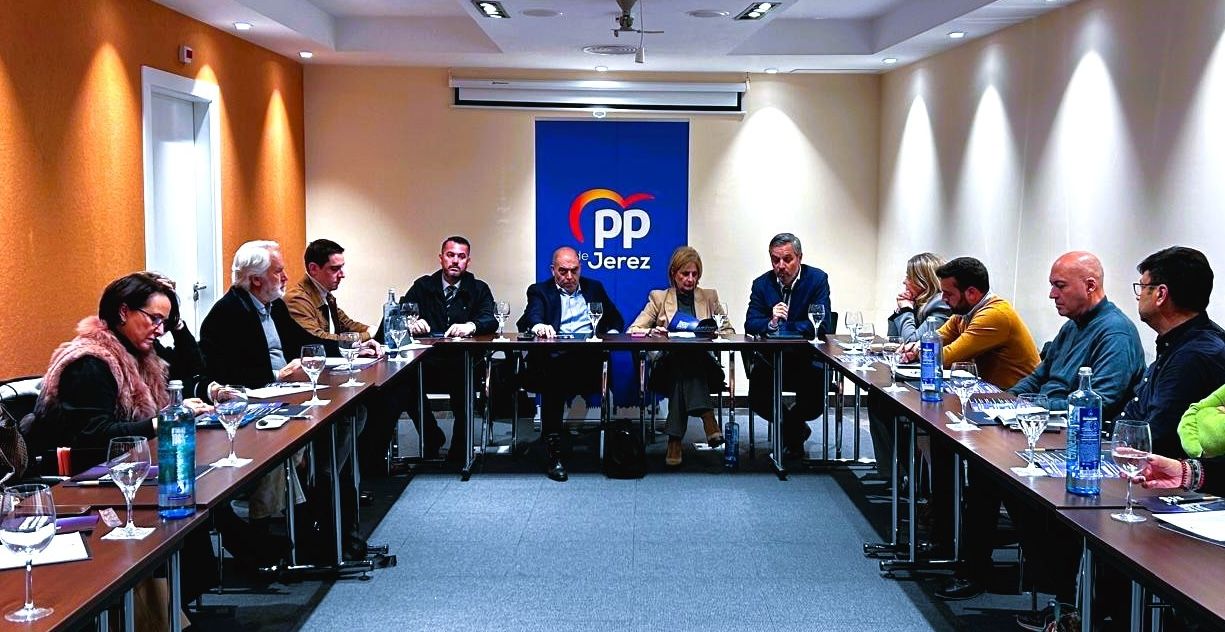 El vicesecretario general de Hacienda, Infraestructuras y Vivienda del PP, Juan Bravo, durante la reunión con autónomos en Jerez.