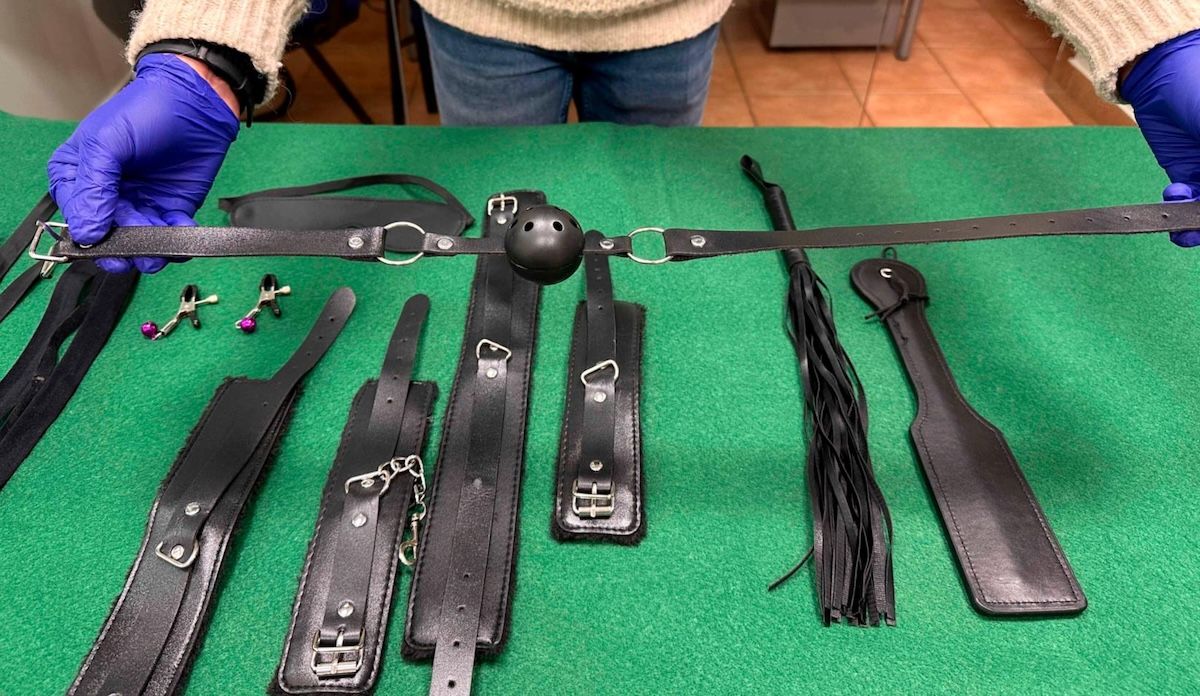 Algunos de los instrumentos usados por el presunto depredador sexual.