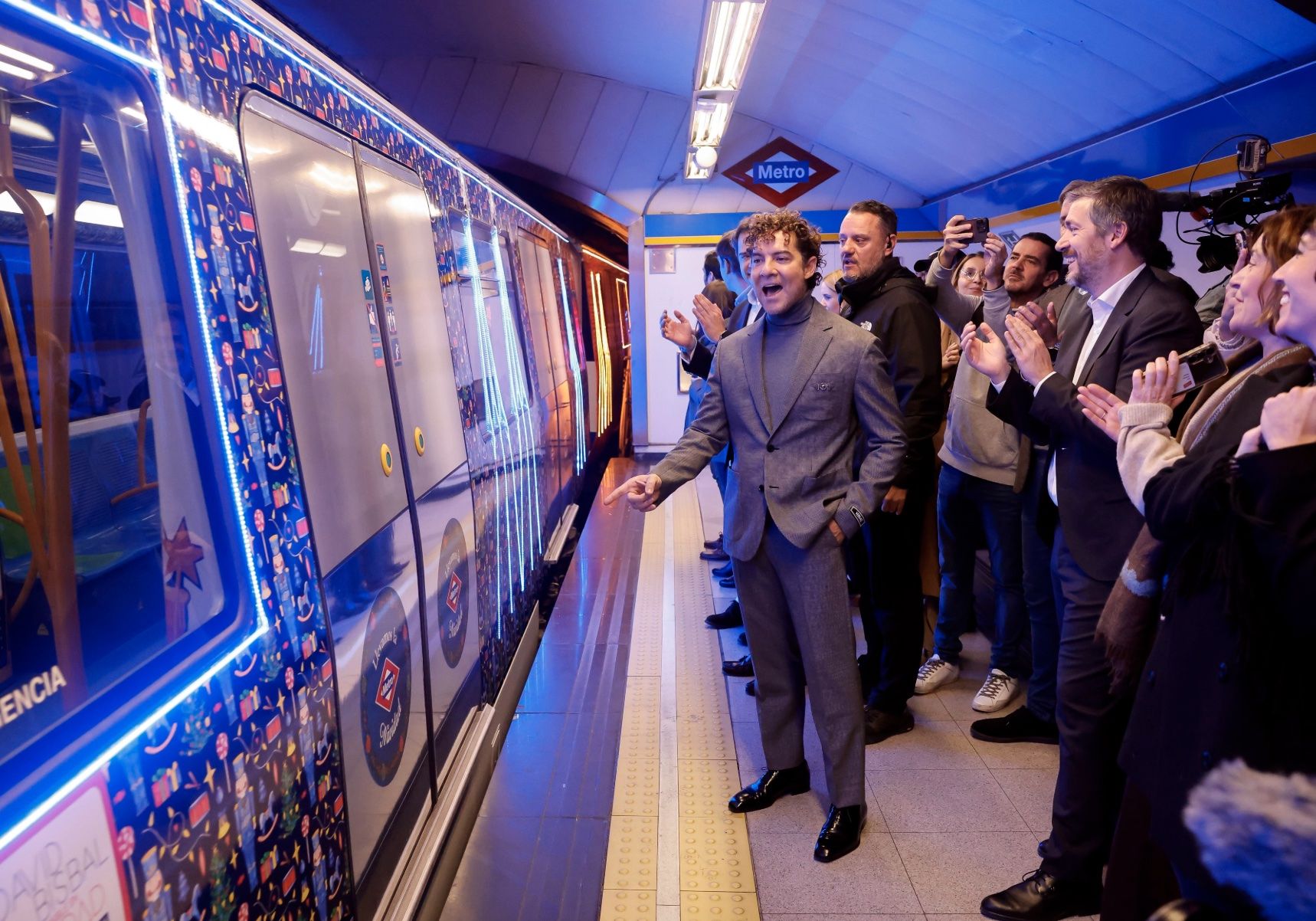 David Bisbal inaugura el Tren de Navidad de Madrid.