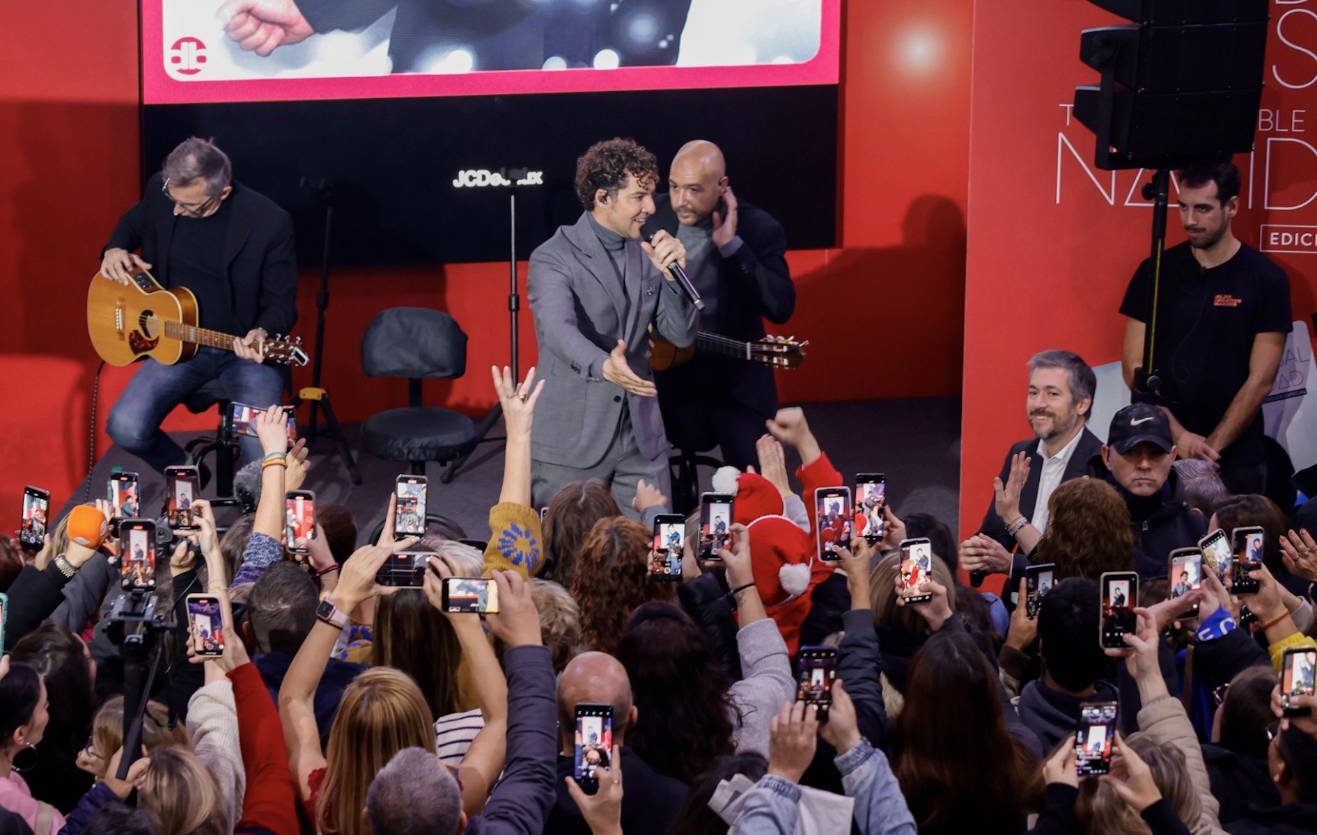 David Bisbal, en su actuación sorpresa en el metro de Madrid.