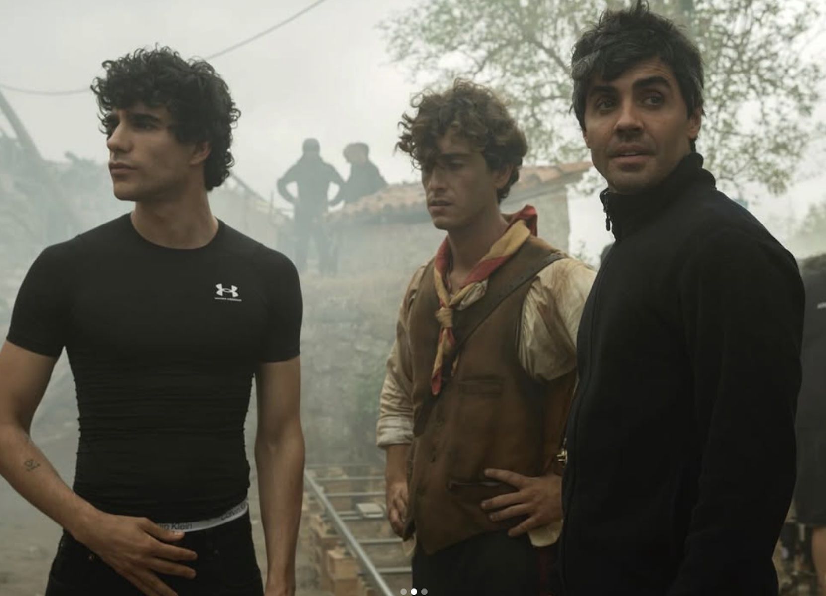 Javier Calvo, Guitarricadelafuente y Javier Amnbrossi en el rodaje de una película.