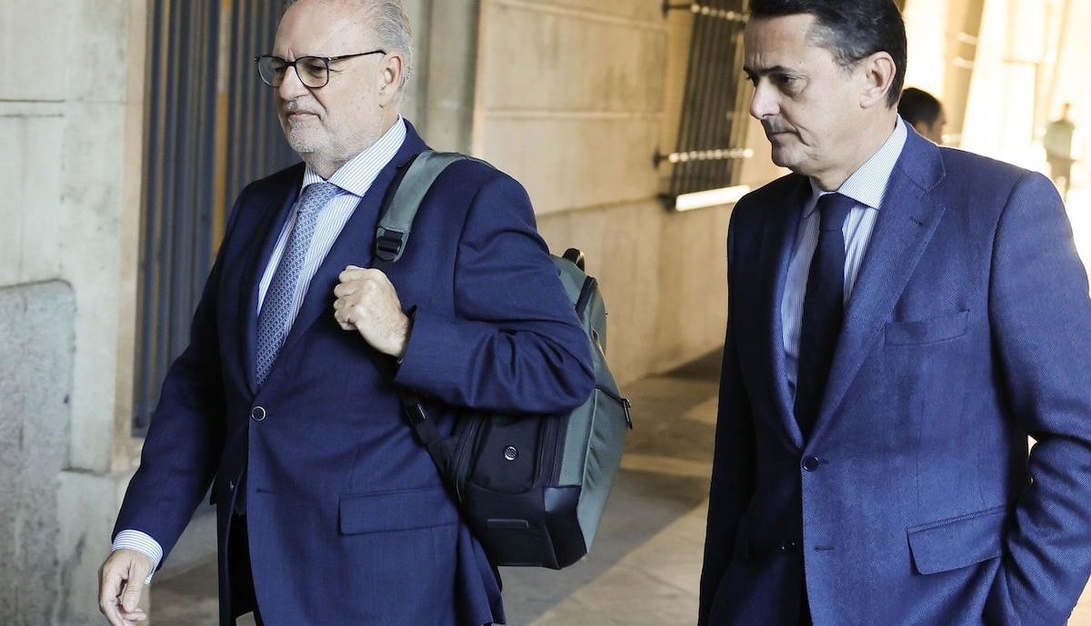 El exgerente del Servicio Andaluz de Salud (SAS) Miguel Ángel Guzmán (i)