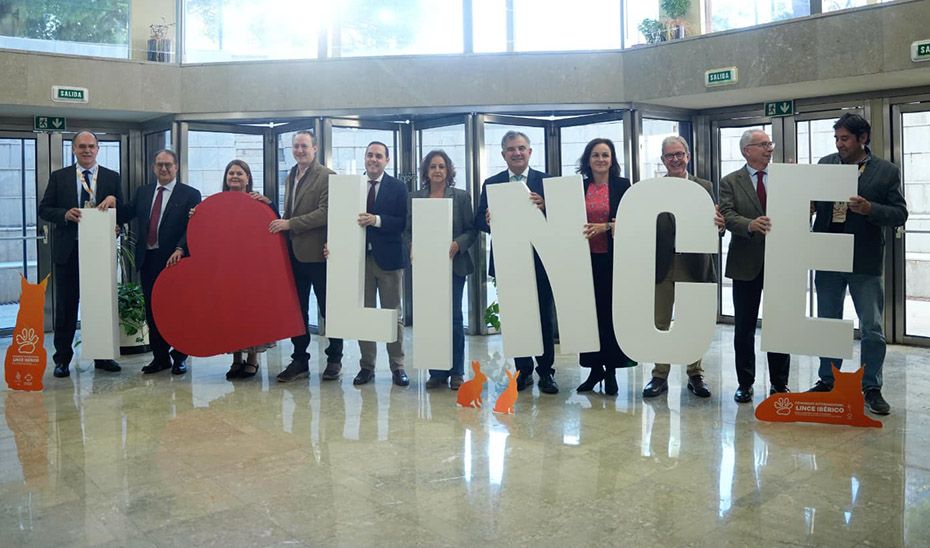 La consejera de Sostenibilidad, Catalina García, en la foto de familia de la inauguración del primer Congreso Internacional sobre el lince ibérico en Sevilla.  