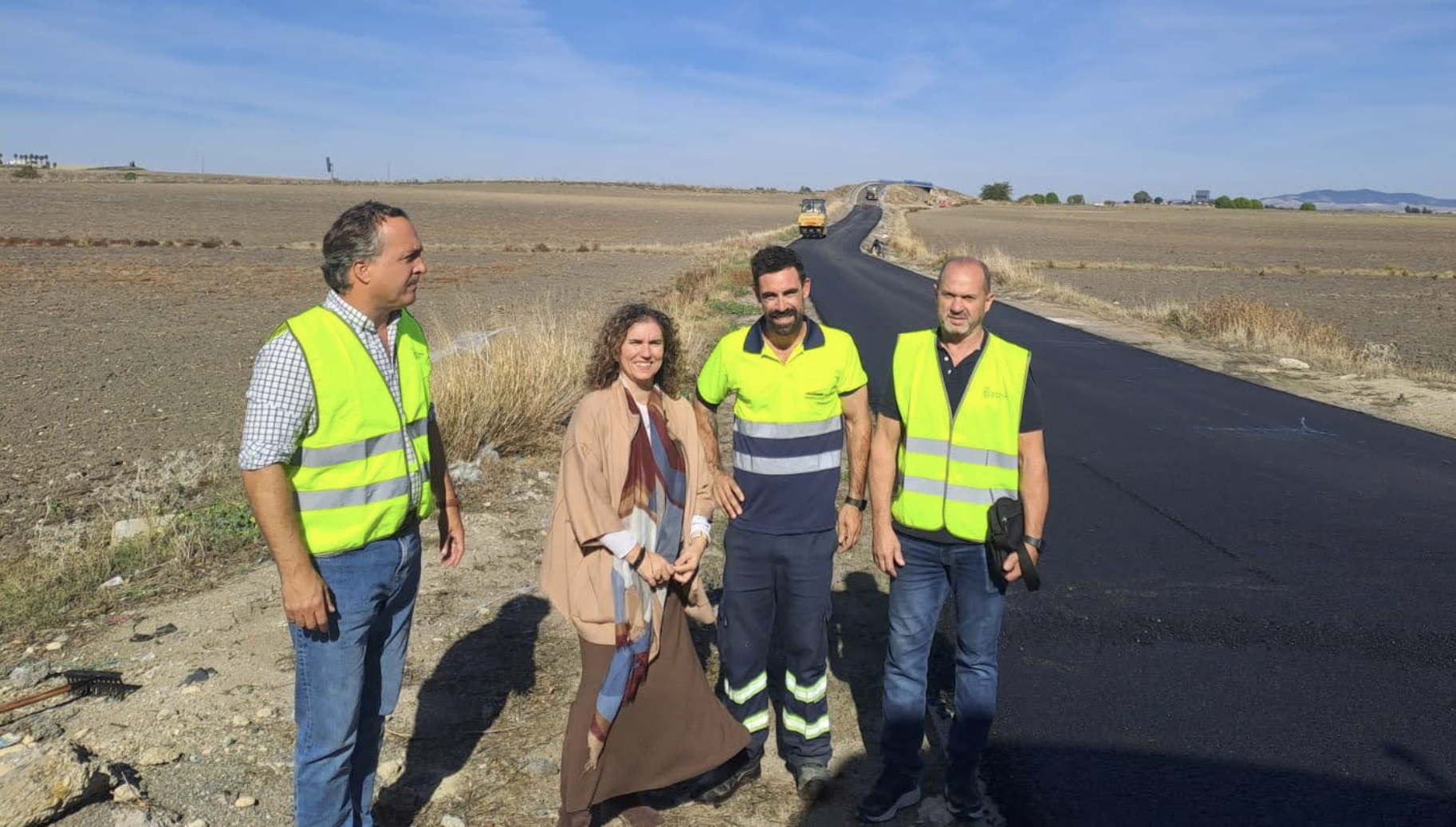 La delegada comprobando los trabajos realizados en el Camino del Heraldo. 