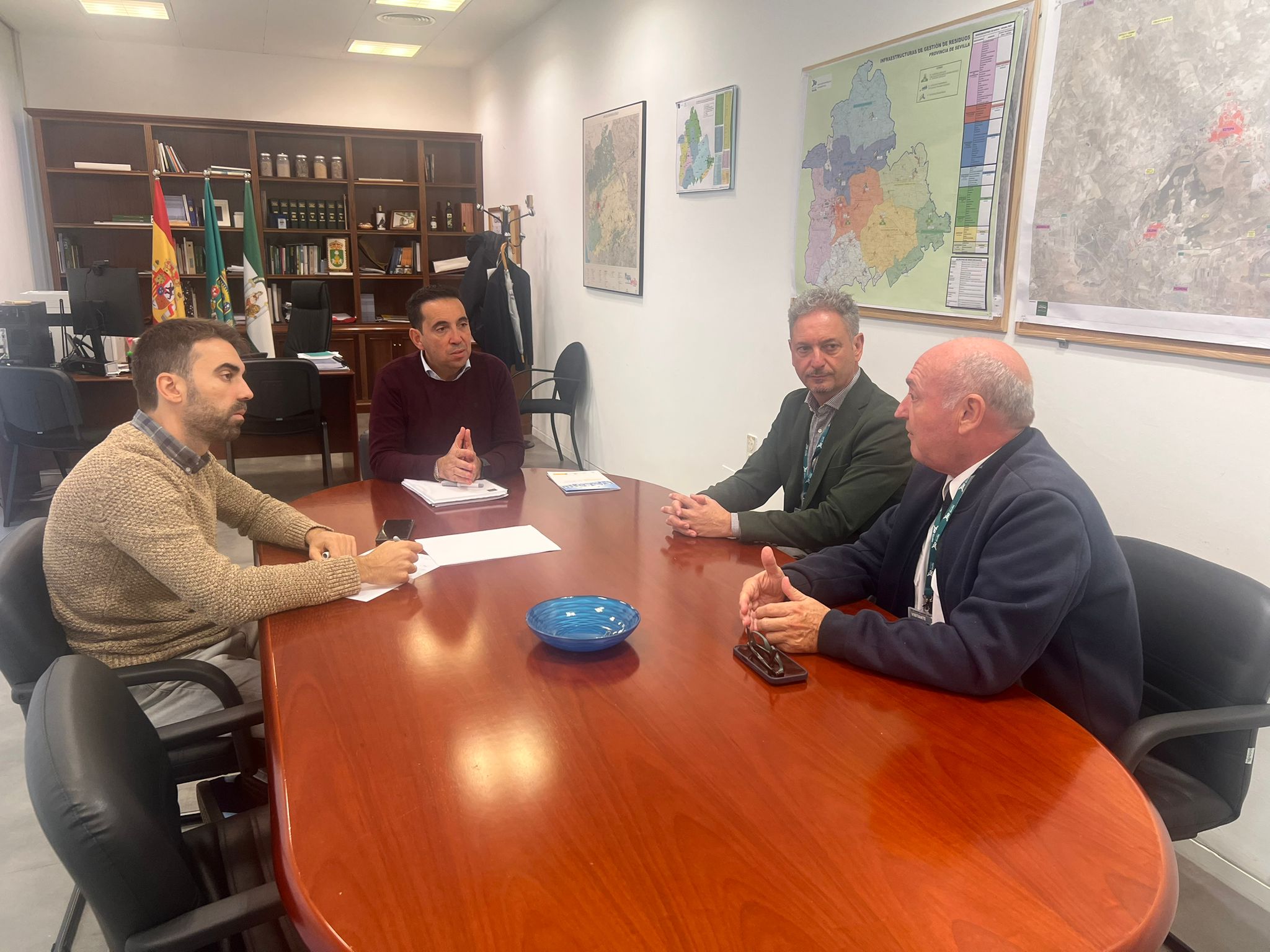 El director de Servicios Públicos Supramunicipales con presentantes de la Asociación de Técnicos de Protección Civil de Andalucía. El director de Servicios Públicos Supramunicipales con presentantes de la Asociación de Técnicos de Protección Civil de Andalucía.