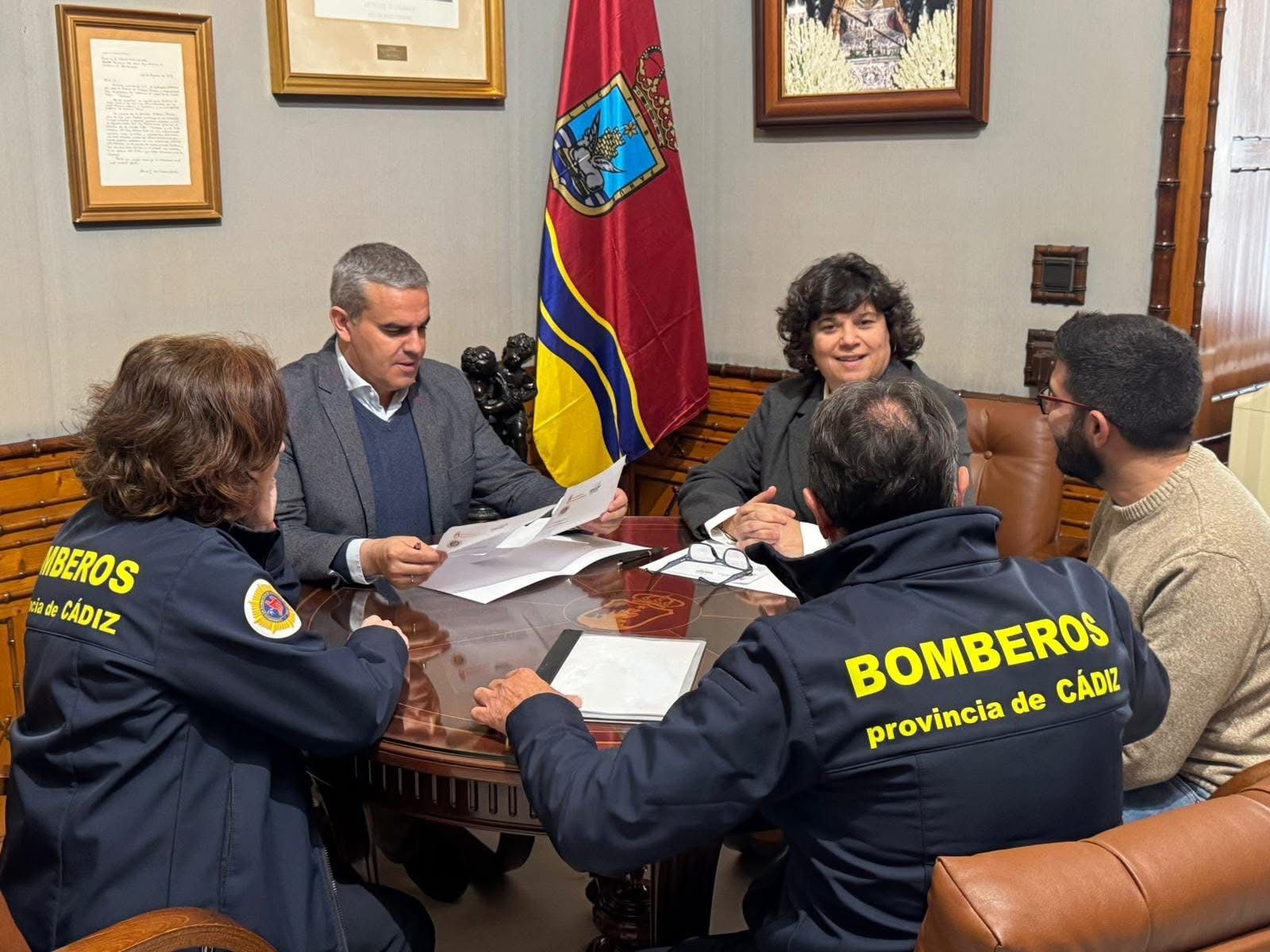 Reunión de la alcaldesa de Sanlúcar, delegados municipales y responsables del Consorcio de Bomberos.