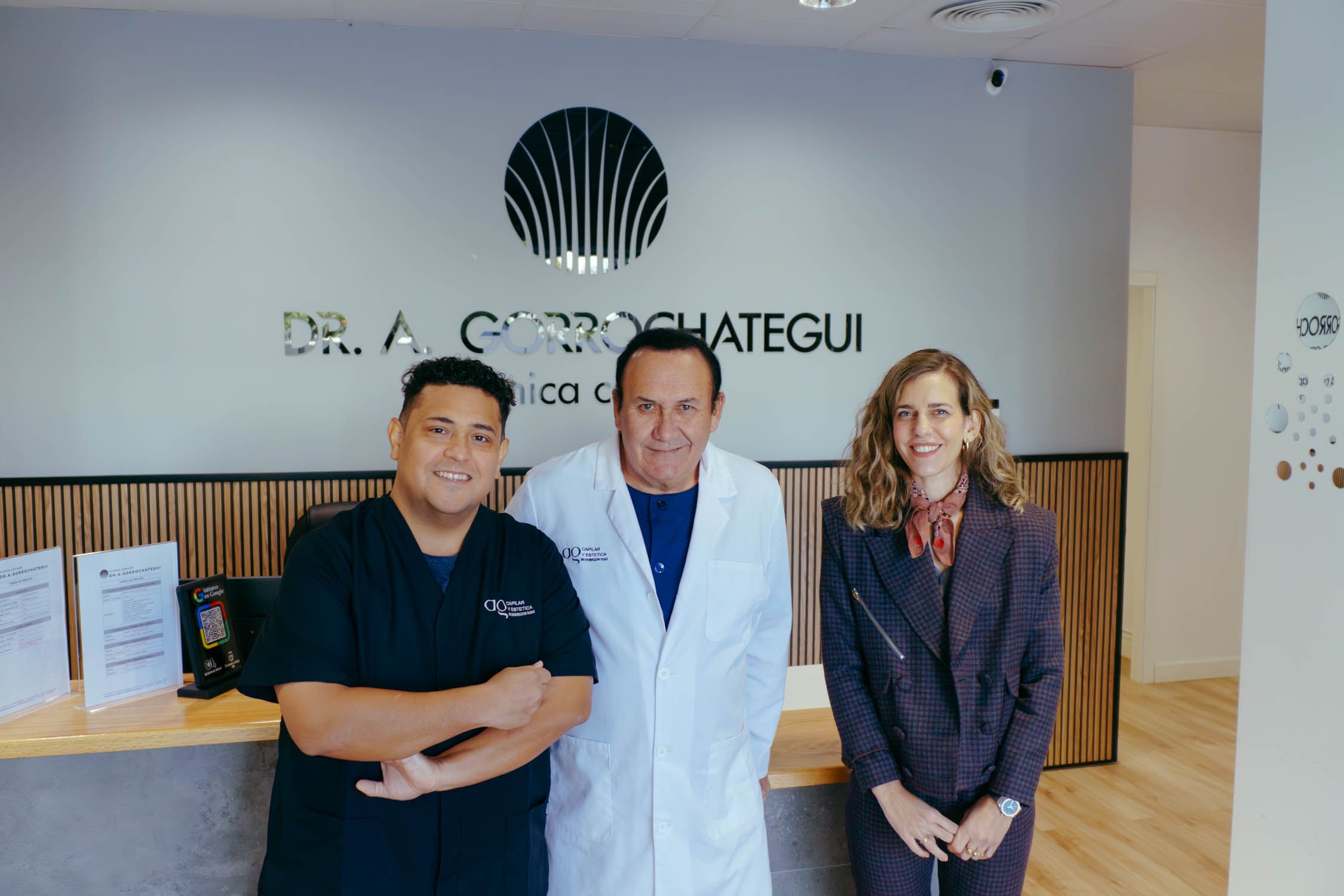 En el centro, el doctor Alberto Gorrochategui, junto a parte de su equipo de trabajo en la clínica capital de la Avenida Álvaro Domecq, en Jerez.