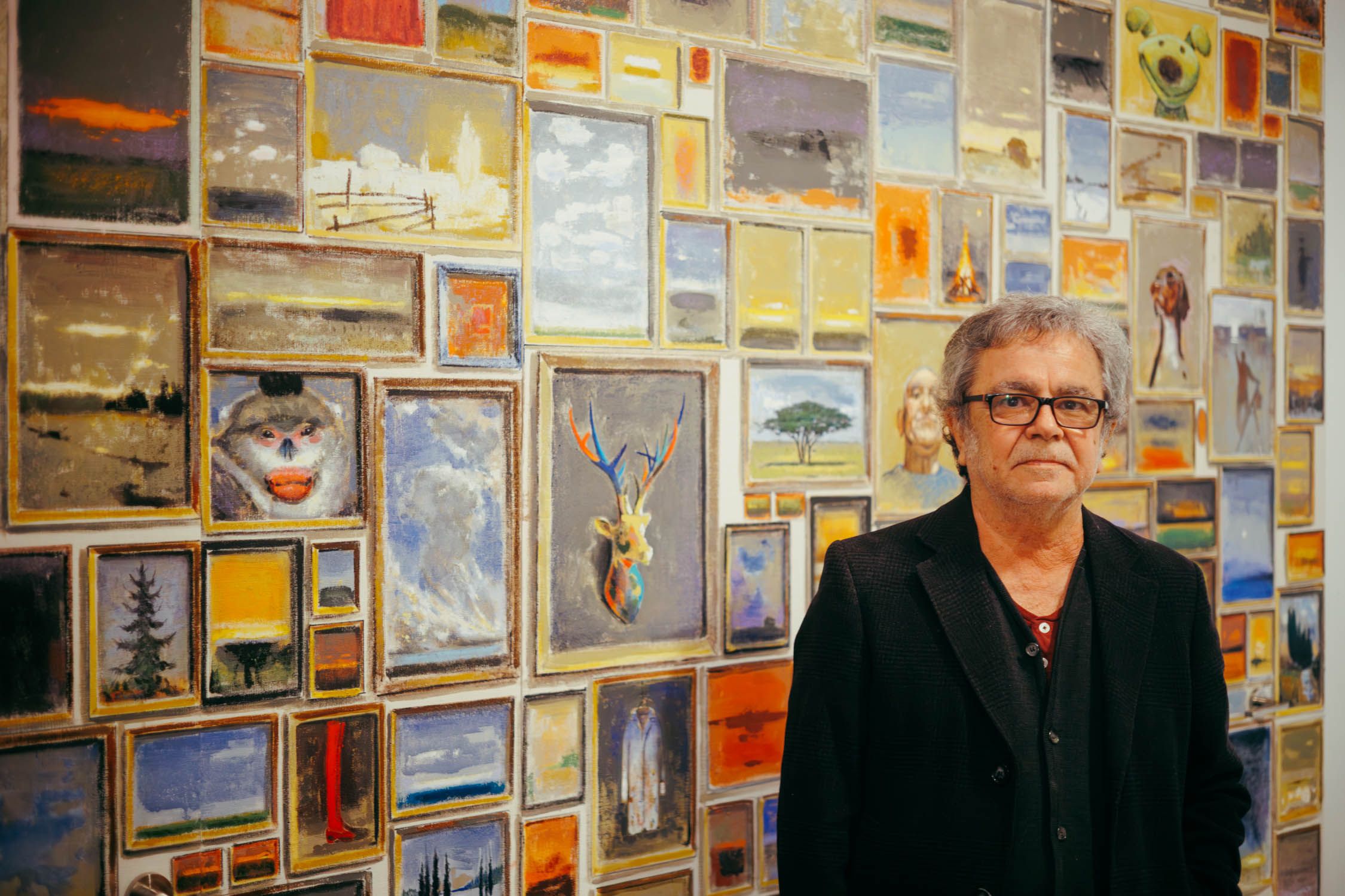 Juan Ángel González de la Calle, con su 'mural' al fondo.