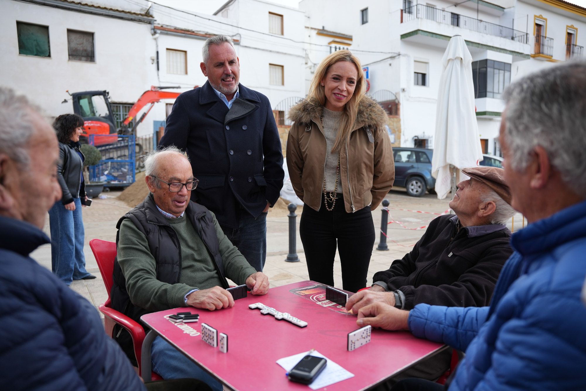 La presidenta y el alcalde departiendo con vecinos de Torre Alhaquime.