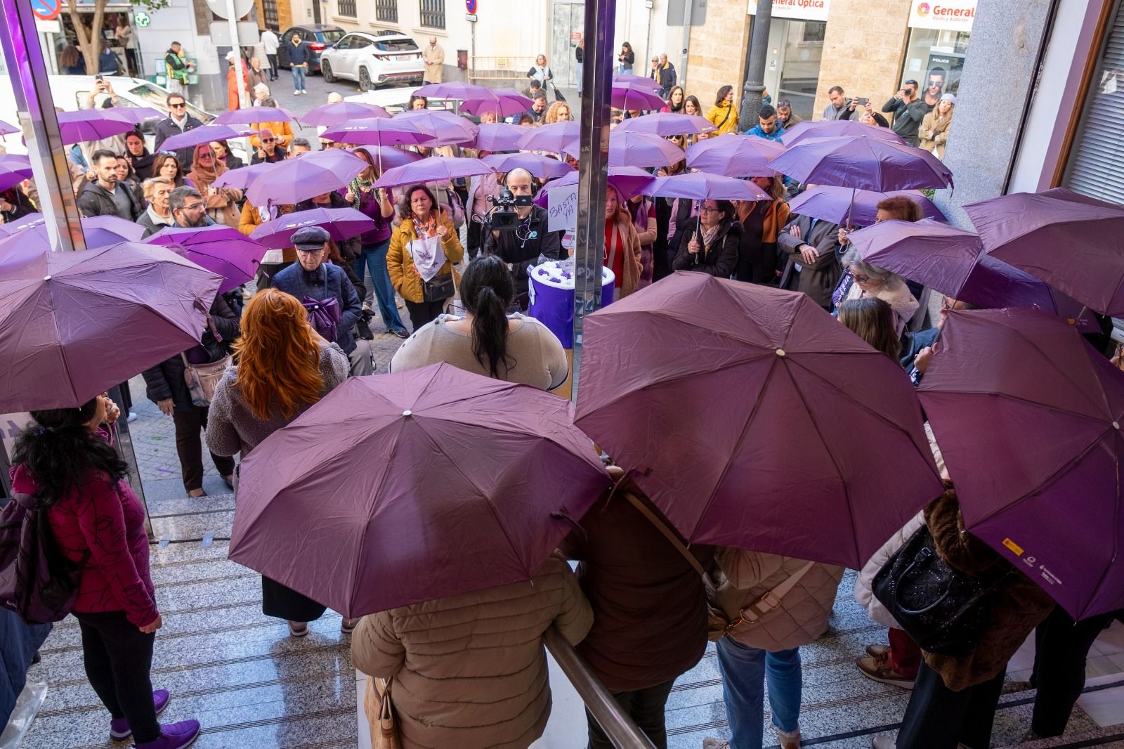 Lectura del manifiesto contra la violencia de género en la plaza del Palillero, este martes.