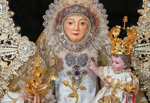 La Virgen Consolación, con el Niño Jesús, en una imagen de archivo en al que se aprecia el traje robado y ya recuperado. La Virgen Consolación, con el Niño Jesús, en una imagen de archivo en al que se aprecia el traje robado y ya recuperado.