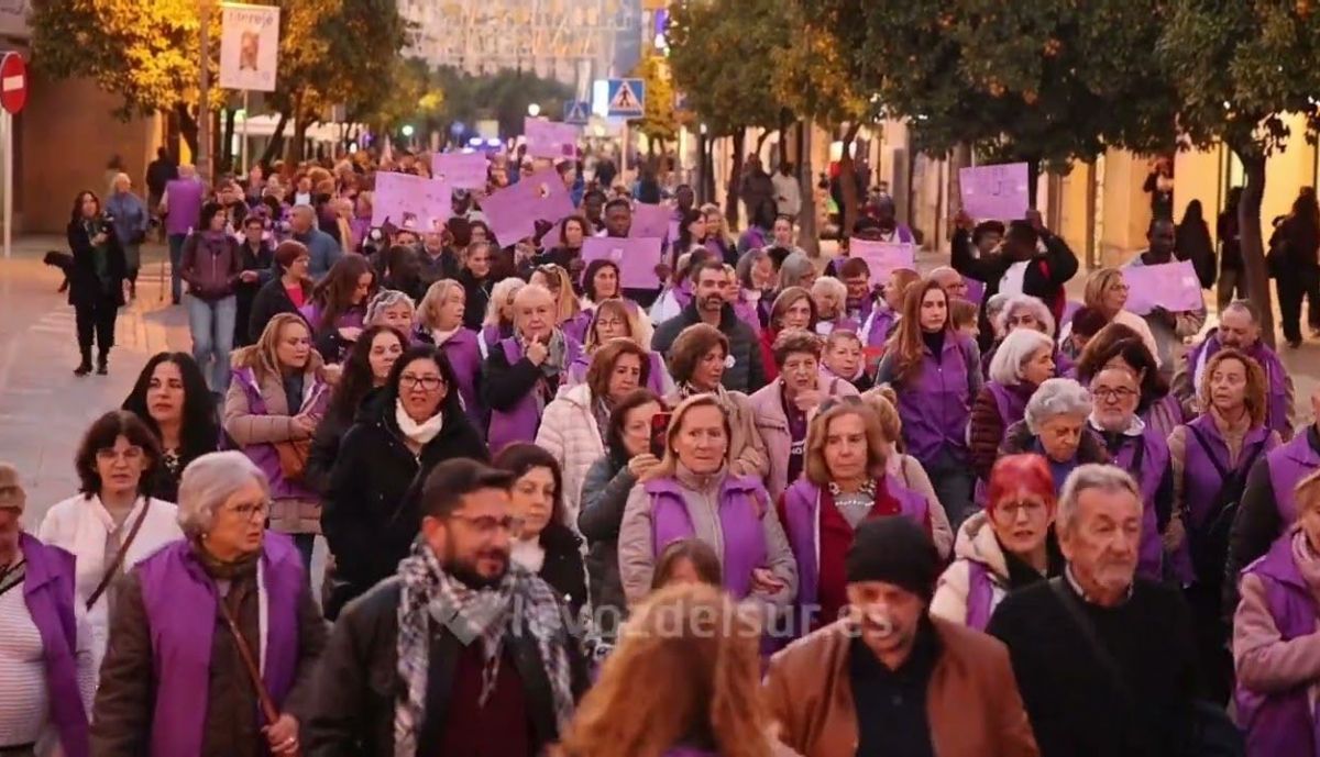 Cientos de personas han salido a la calle en Jerez.