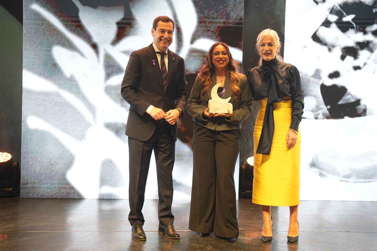 María Terremoto, con su Premio Andalucía de la Cultura en la categoría de flamenco. María Terremoto, con su Premio Andalucía de la Cultura en la categoría de flamenco.