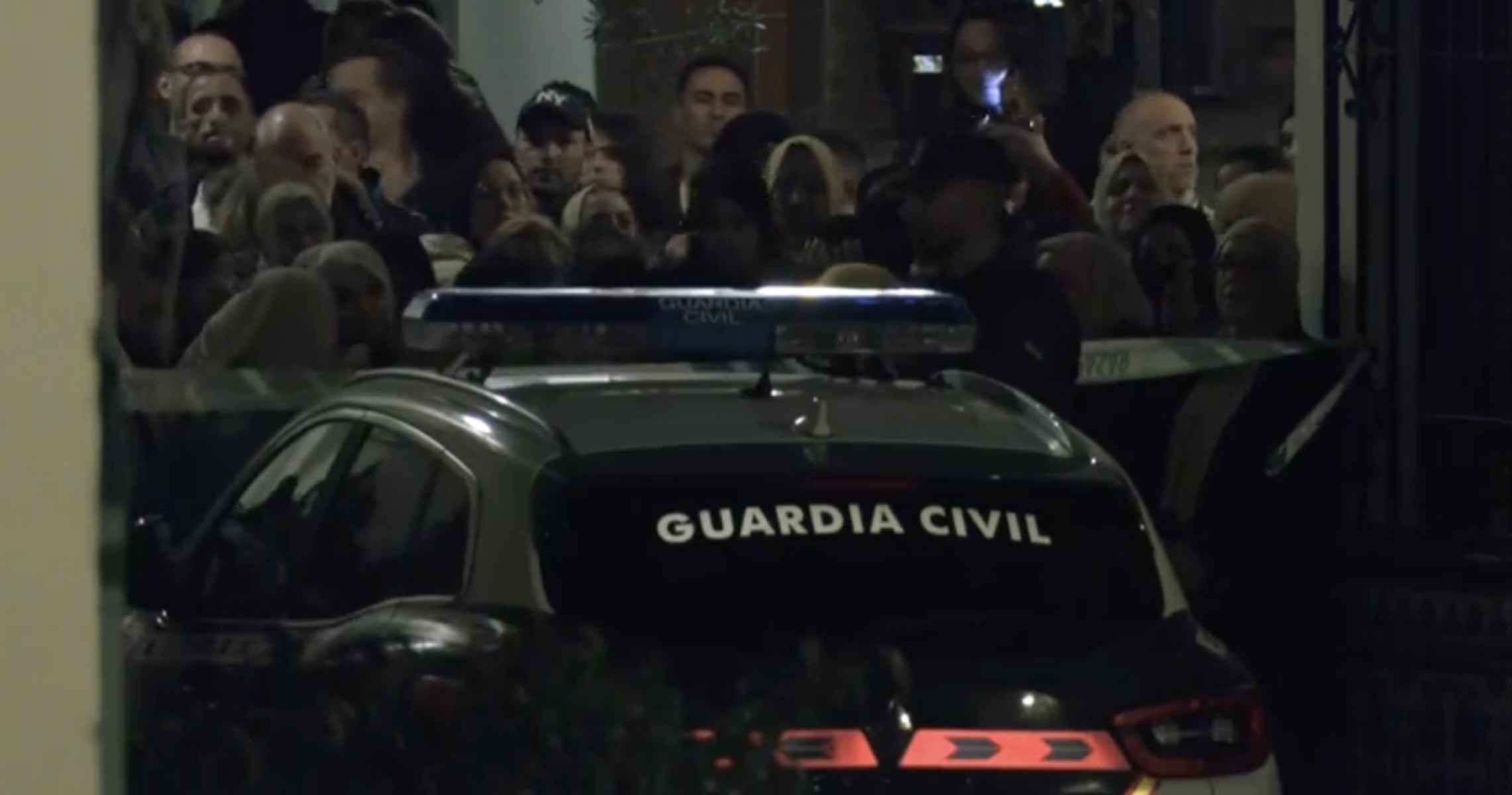 La Guardia Civil y decenas de personas, cerca del lugar donde ha ocurrido la tragedia. La Guardia Civil y decenas de personas, cerca del lugar donde ha ocurrido la tragedia.