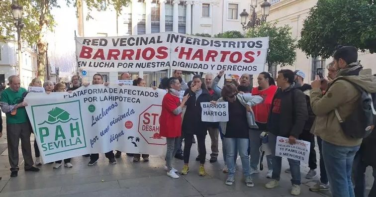 Una protesta de Barrios Hartos por el desahucio de once familias en Palmete. copia