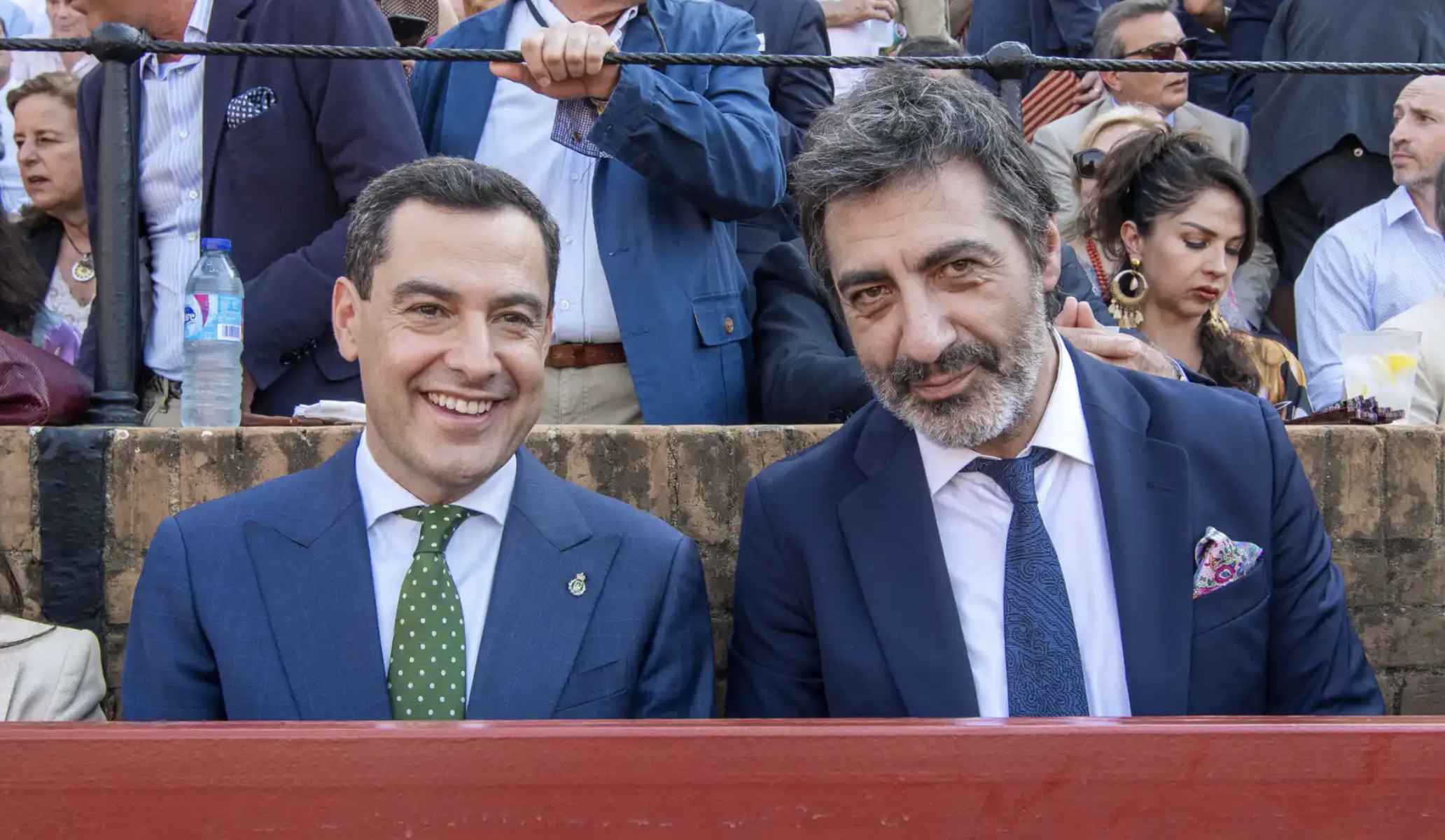 Juan del Val, junto a Juanma Moreno, en una corrida de toros en La Maestranza de Sevilla.
