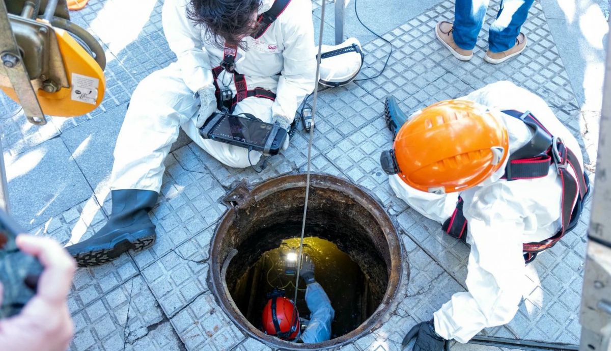 Bajada al alcantarillado para realizar el vuelo con dron.