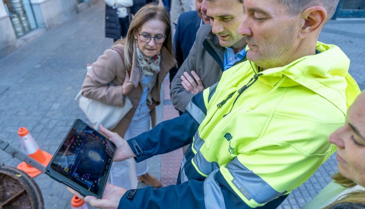 Bruno García contempla el vuelo del dron.