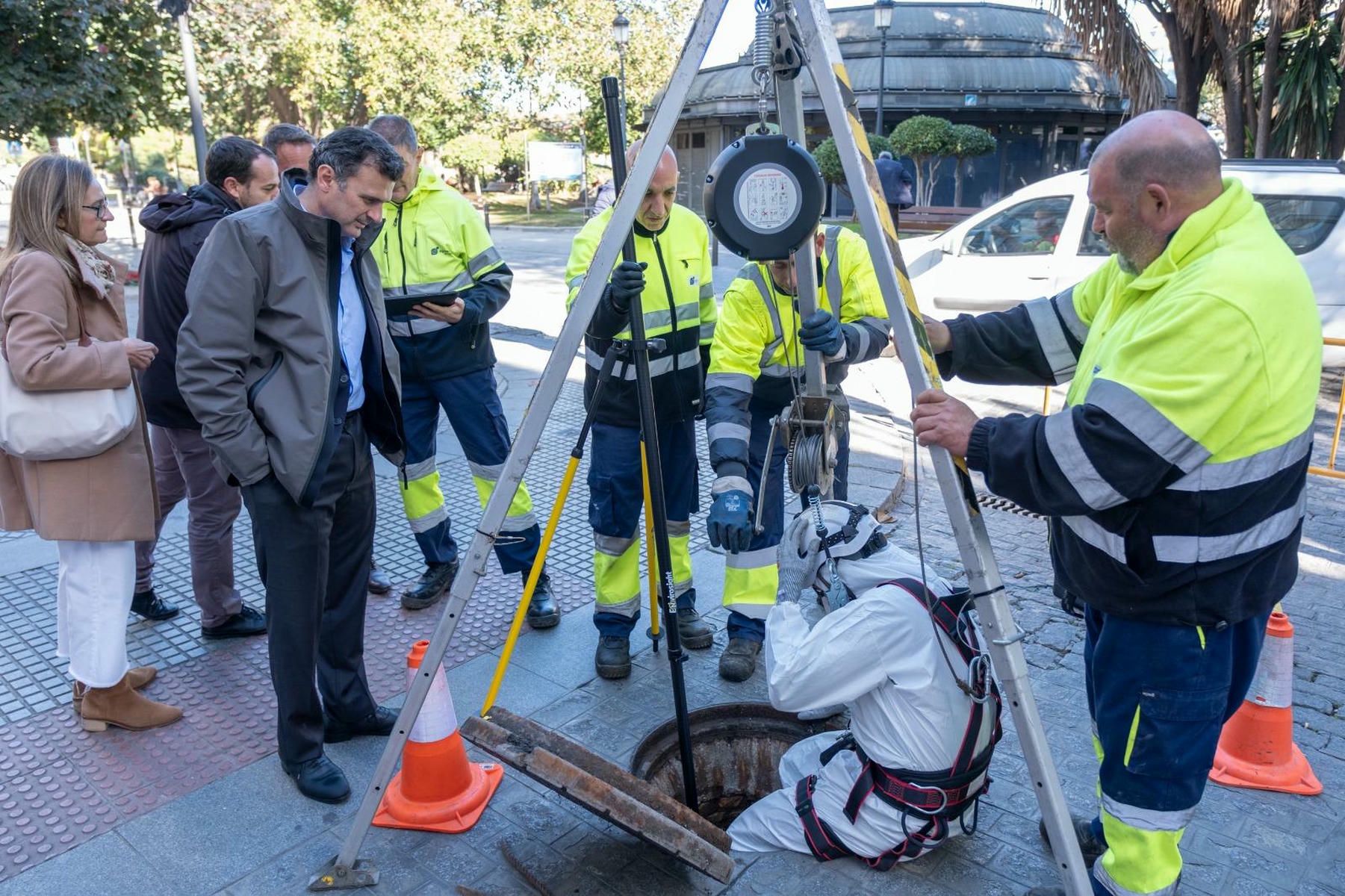 Preparativos para la realización del vuelo con dron por el alcantarillado del casco histórico de Cádiz.