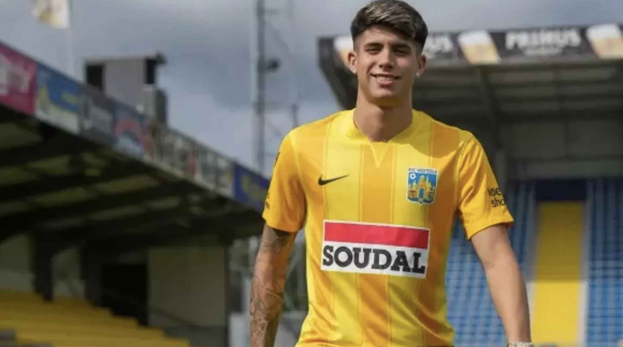 El joven jugador jerezano, Antoñito Cordero, con la elástica del Westerlo.
