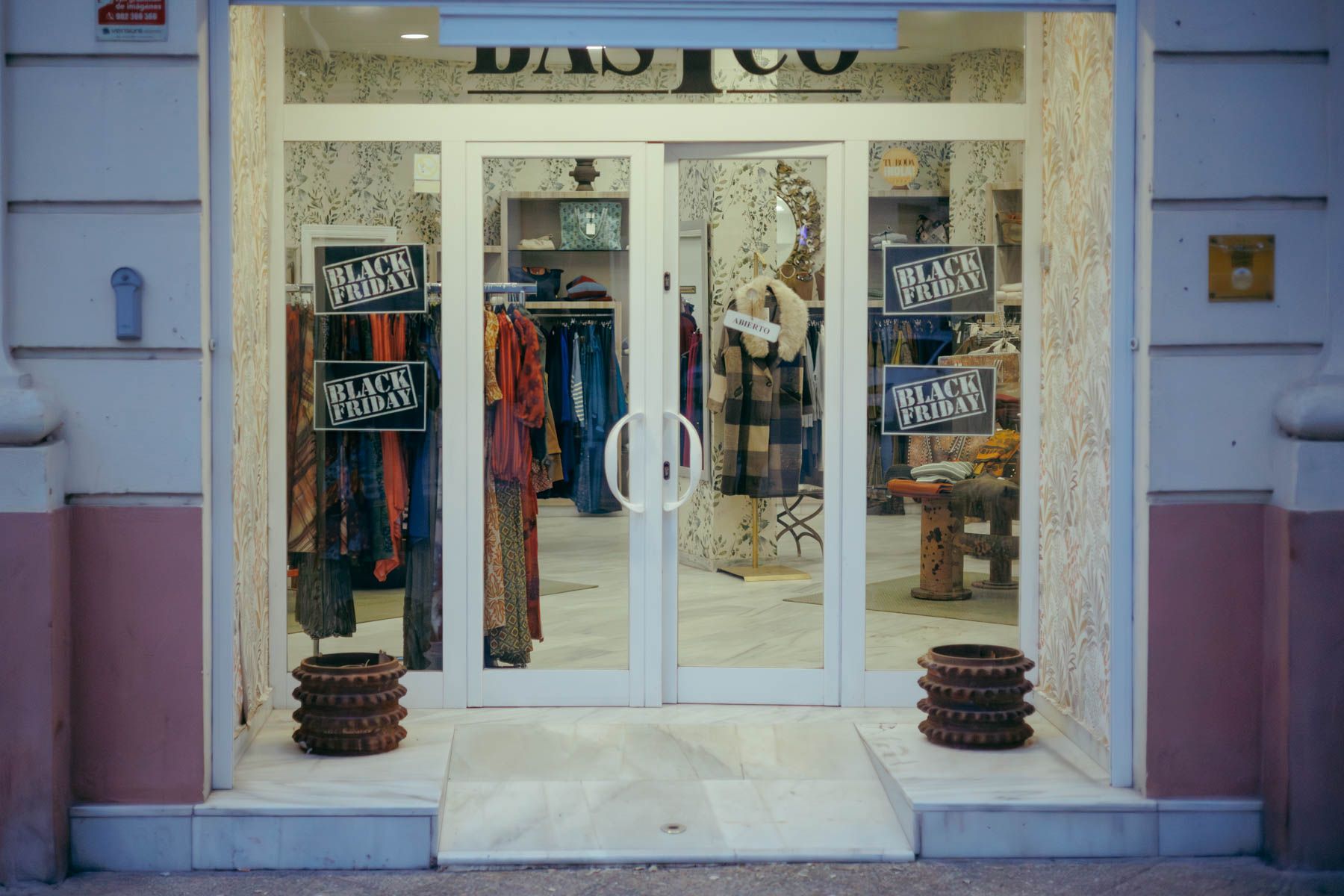 La puerta de una tienda de Jerez, con anuncios de descuentos por 'Black Friday'.
