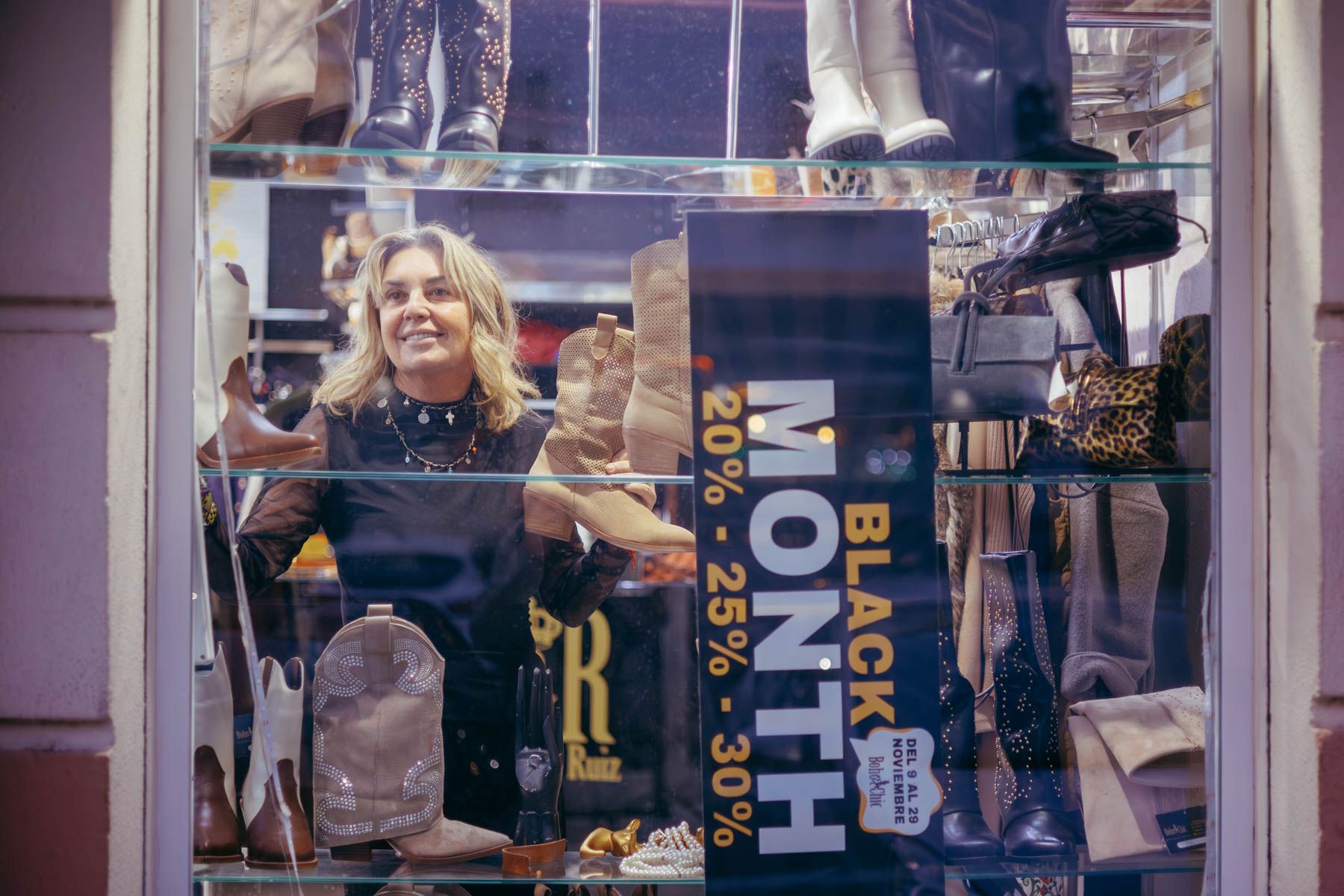 Lourdes, una de las comerciantes de Jerez que saca adelante el Black Friday, con esfuerzo.