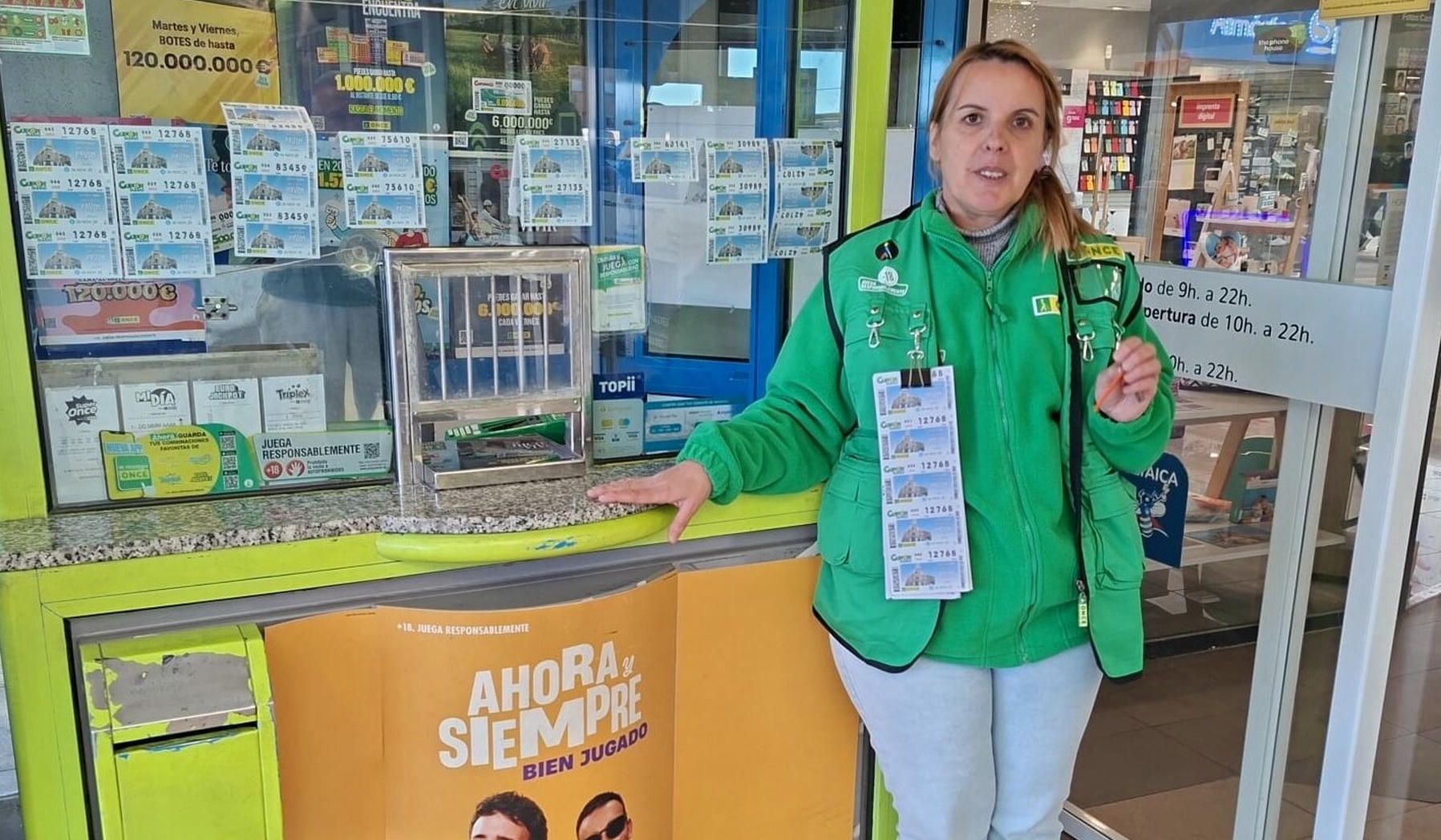 La vendedora de la ONCE en el centro comercial de Carrefour Sur de Jerez.