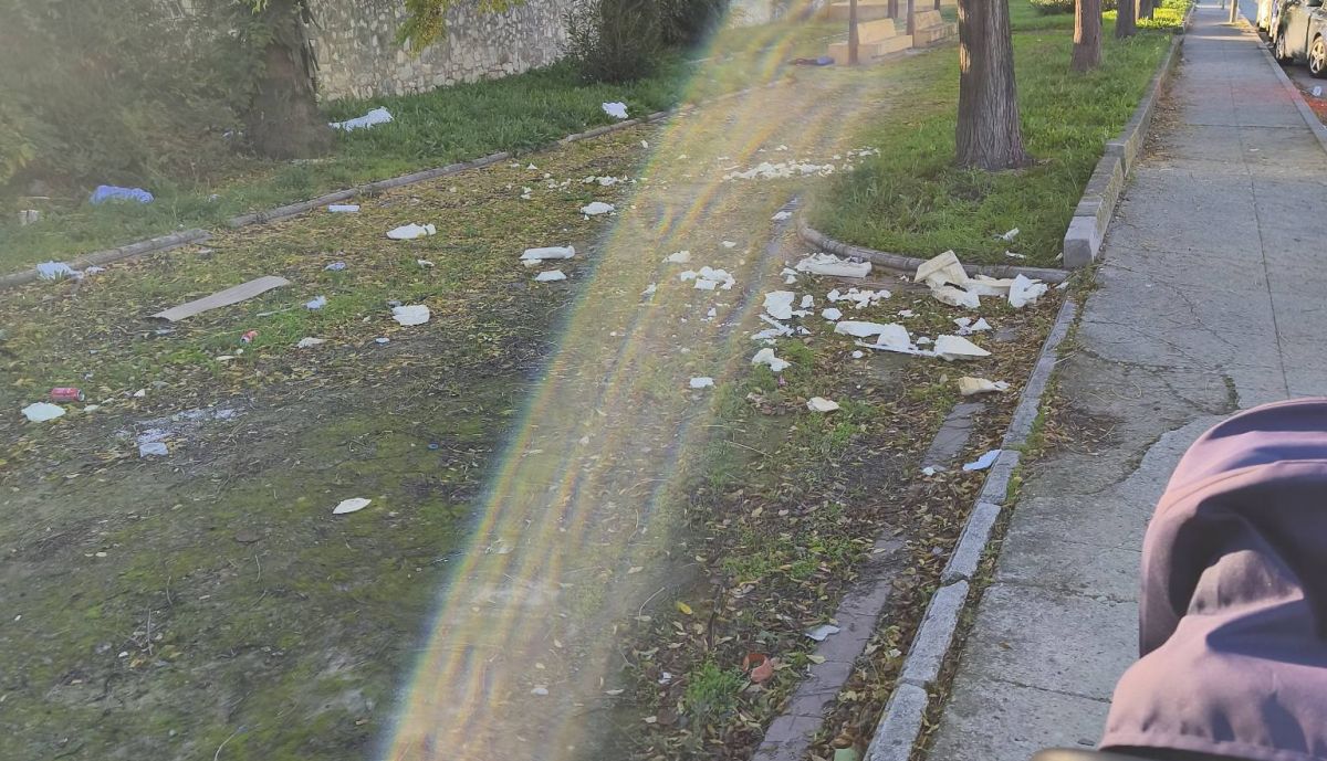 Residuos espacidos en una zona de Sanlúcar.